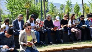 Millet Bahçesi’nde Düzenlenen Etkinlikte Kitaplar Okundu, Hediyeler Verildi