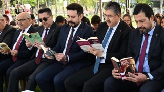 Millet Bahçesi’nde Düzenlenen Etkinlikte Kitapseverler Bir Araya Geldi