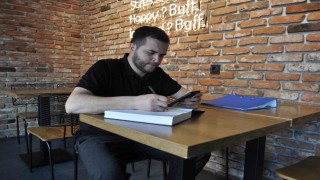 Milyonlarca borcu olan işletme sahibi içerisinde bulunduğu durumu mizaha vurdu