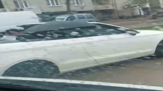 Milyonluk arabada ıslanmamak için şemsiye açtı