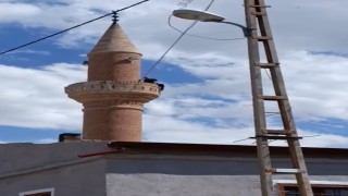 Minareye çıkarak atlamak istedi