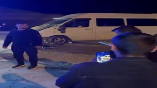 Minibüs ile motosiklet çarpıştı: 1 yaralı