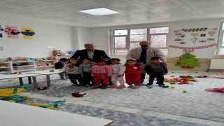 Minik öğrencilerle bir araya geldi