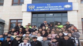 Minikler Polis Haftasını çiçeklerle kutladı