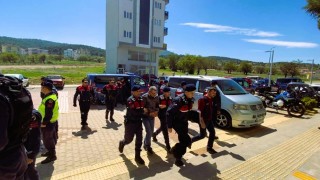 Miras kavgasında kardeşi ve yengesini öldüren ağabey susma hakkını kullandı