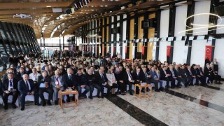 Moderatörlüğünü Rektör Hacımüftüoğlunun yaptığı Kariyer yolculuğu söyleşisi düzenlendi