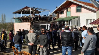 Motosiklet kazasında hayatını kaybeden öğretmen 2 ay önce ölen babasının yanına defnedildi