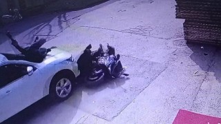 Motosiklet sürücüsünün yaralandığı kaza kamerada