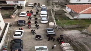 Motosiklet tutkununun düğün konvoyu görenleri gülümsetti