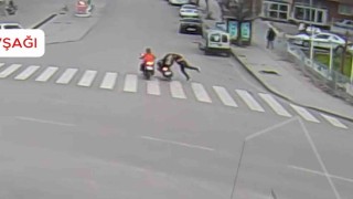 Motosiklet yayaya, ticari taksi elektrikli skutere çarptı: Kaza anları kamerada