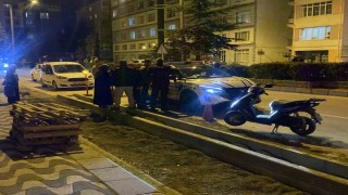 Motosikleti ile 2 aracın arasına girmeye çalışırken yaralandı