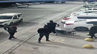 Motosikleti saniyeler içerisinde çalıp kaçtılar: O anlar kamerada
