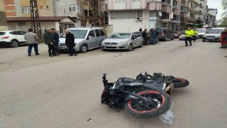 Motosikletin çarptığı yaya yaralandı