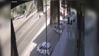 Motosikletin hafif ticari araca ok gibi saplandığı kaza kamerada