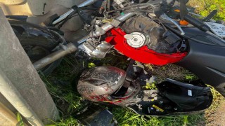 Motosikletin kontrolden çıkması ile birlikte genç sürücü duvara ve direğe çarptı