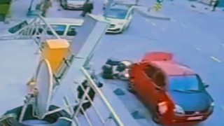 Motosikletli kuryenin otomobile çarpma anı kamerada
