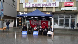 Muşlu anneler sağanak altında evlat nöbetini sürdürüyor