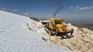 Muşta 2 metreyi bulan karda yol açma çalışması