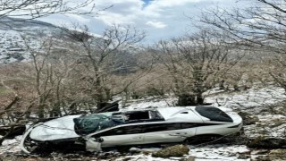 Muşta otomobil uçuruma yuvarlandı, 4 kişiyi ağaçlar kurtardı