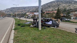 Nallıhanda feci kaza: Fiat Tofaş araç ikiye bölündü