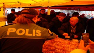 Namaz çıkışında lokma dağıtıldı