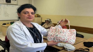 Naylon poşetler rengarenk çantalara dönüşüyor