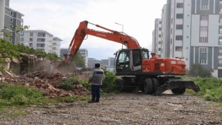 Nazillide tehlike oluşturan 10 metruk bina yıkıldı