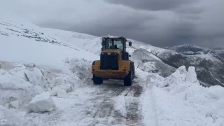 Nisan ayında geceden sabaha karla mücadele sürüyor