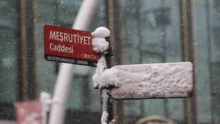 Nisan ayında gelen kar Ankaralıları sevindirdi