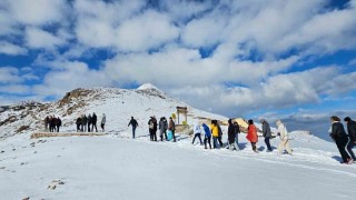 Nisan ayında Nemrutta turistlere kar sürprizi