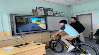 Öğrenciler bisiklet simülasyonuyla sanal ortamda pedal çevirdiler