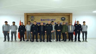 Öğrencilerden polis ve polis adaylarına tatlı ikramı