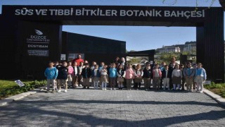 Öğrencilerinden botanik bahçesinde