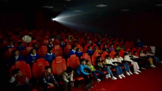 Öğretmenin hayali gerçek oldu, öğrenciler ilk kez sinemayla tanıştı