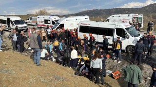 Öğretmenleri taşıyan minibüs kazaya karıştı: 3ü ağır 15 yaralı