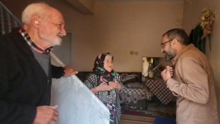 Ökkeş dede ile Raziye nineyi ziyaret edenler yalnızlıklarına ortak oldu