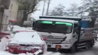 Oksijen tüpü yüklü kamyon, karlı yolda kontrolden çıktı, park halindeki araçlara çarptı