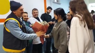 Okulda kavga ihbarına giden polise, öğrencilerden sürpriz kutlama