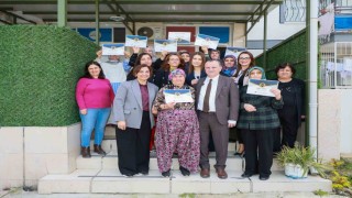 Okuma yazma kursunu tamamlayanlar belgelerini Başkan Balabandan aldı
