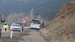 Oltuda servis aracı kaza yaptı: 11 yaralı, 1 ölü