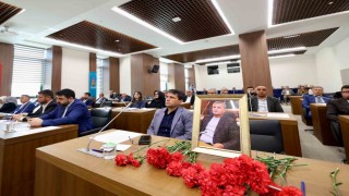 Onikişubat Belediye Meclisi, vefat eden Menderes Akıllıyı unutmadı