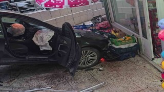 Orduda faciadan dönüldü: Kazaya karışan otomobil markete daldı