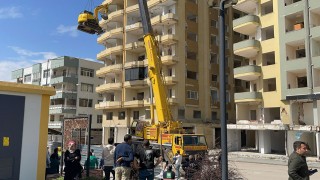 Osmaniye’de Depremde Hasar Gören 12 Katlı Bina Üstten Aşağıya Yıkılıyor