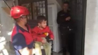Osmaniye'de Kilitli Kalan Çocuğu İtfaiye Balkondan Kurtardı