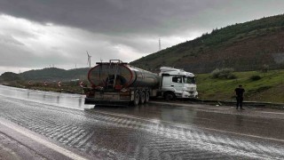 Osmaniyede kontrolden çıkan tanker bariyerlere çarptı