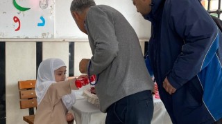 Osmaniye’de Minikler, Cuma Namazı Sonrası Hurma ve Gül Suyu İkram Ettiler