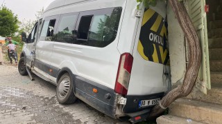Osmaniye’de Okul Servisi ile Otomobil Çarpıştı: 9’u Öğrenci 11 Yaralı
