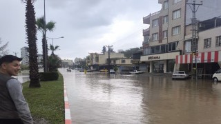 Osmaniyede sağanak yağmur hayatı felç etti