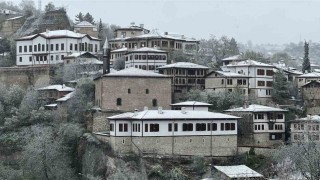 Osmanlı şehri Safranbolunun tarihi yapıları Nisan ayında beyaza büründü