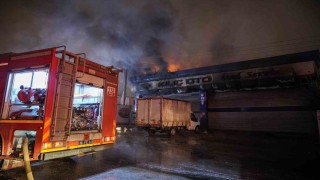 Oto tamir ve yedek parça dükkanı alevlere teslim oldu